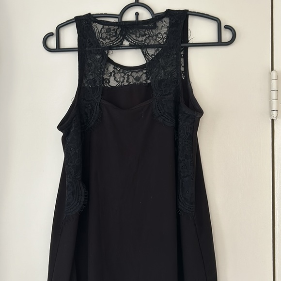 Keyhole lace back tank top - Picture 2 of 3